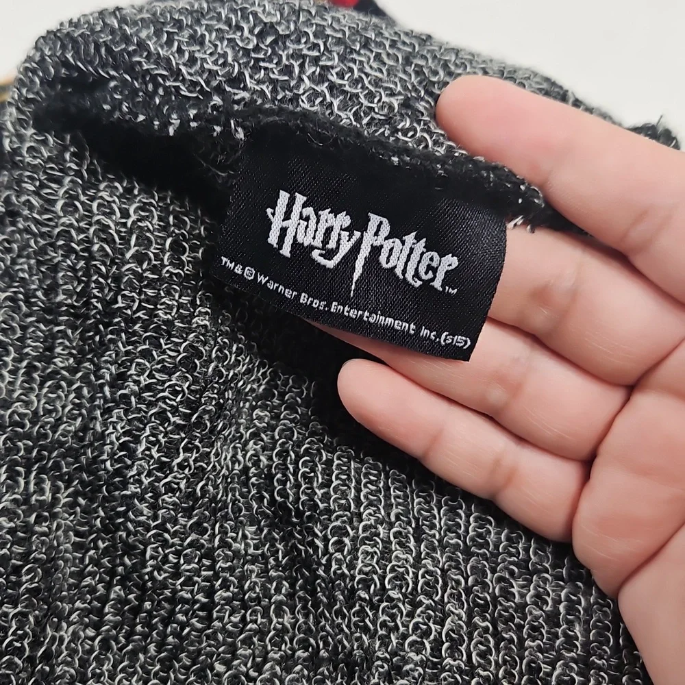 GUC harry potter gryffindor scarf and hogwartz heather gray beanie